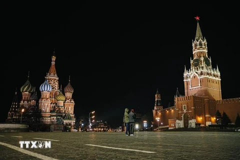 Cảnh vắng vẻ trên Quảng trường Đỏ ở Moskva, Nga khi lệnh phong tỏa được ban bố nhằm ngăn dịch COVID-19 lây lan, ngày 28/3/2020. (Ảnh: THX/TTXVN)