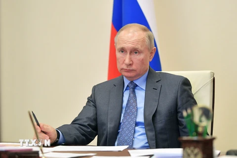Tổng thống Nga Vladimir Putin trong cuộc họp trực tuyến với các thành viên Chính phủ ở Moskva, ngày 1/4/2020. (Ảnh: THX/TTXVN)