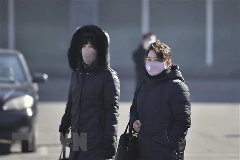 Người dân đeo khẩu trang đề phòng lây nhiễm COVID-19 tại Bình Nhưỡng, Triều Tiên ngày 6/2/2020. (Ảnh: AFP/TTXVN)