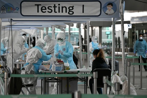 Các nhân viên y tế ở Hàn Quốc kiểm tra sức khỏe của người dân. (Ảnh: Foreign Policy)