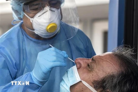 Nhân viên y tế lấy mẫu xét nghiệm COVID-19 tại Panama City ngày 9/4/2020. (Ảnh: AFP/TTXVN)