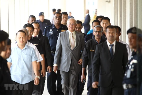 Cựu Thủ tướng Malaysia Najib Razak (giữa) rời phiên tòa ở Kuala Lumpur. (Ảnh: THX/TTXVN)