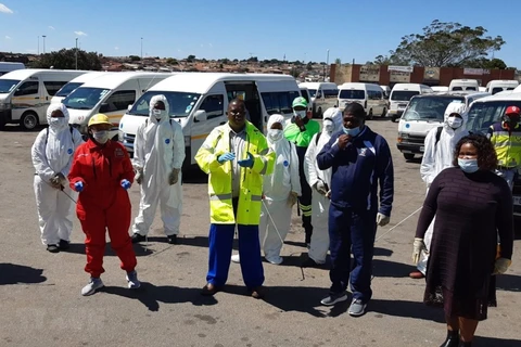 Lực lượng y tế Nam Phi chuẩn bị tiến hành xét nghiệm COVID-19 tại một khu dân cư tại ngoại ô thành phố Johannesburg. (Ảnh: Phi Hùng/TTXVN)