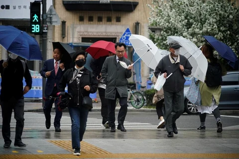 Hàn Quốc dần nới lỏng các biện pháp giãn cách xã hội. (Ảnh: Reuters)