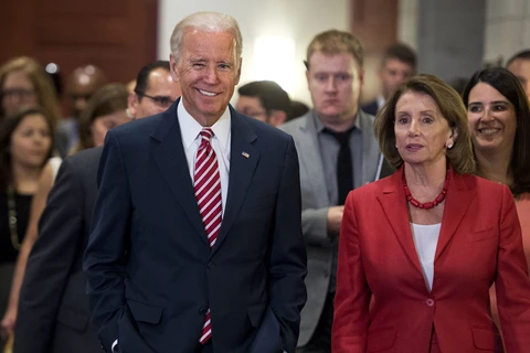Cựu Phó Tổng thống Mỹ Joe Biden và Chủ tịch Hạ viện Mỹ Nancy Pelosi. (Ảnh: Politico)