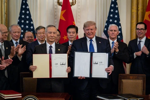 Lễ ký kết thỏa thuận thương mại giữa Mỹ và Trung Quốc. (Ảnh: NYT)