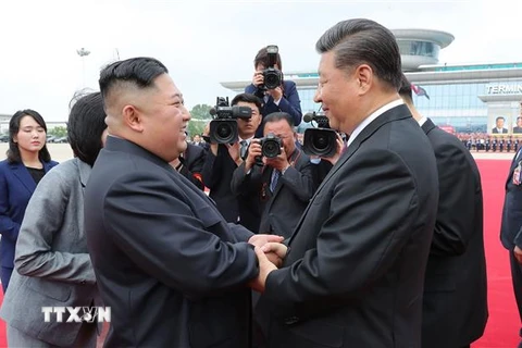 Chủ tịch Trung Quốc Tập Cận Bình (phải) và nhà lãnh đạo Triều Tiên Kim Jong-un (trái) tại Bình Nhưỡng, Triều Tiên, ngày 22/6/2019. (Ảnh: AFP/TTXVN)