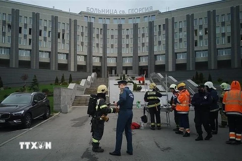 Lực lượng cứu hỏa được triển khai tại hiện trường vụ cháy tại bệnh viện điều trị bệnh nhân COVID-19 ở St.Petersburg, Nga trưa 12/5/2020. (Ảnh: TASS/TTXVN)