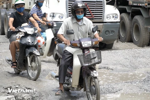 Xe cộ đi lại trên đường luôn lo lắng về sự an toàn của mình. (Ảnh: PV/Vietnam+)