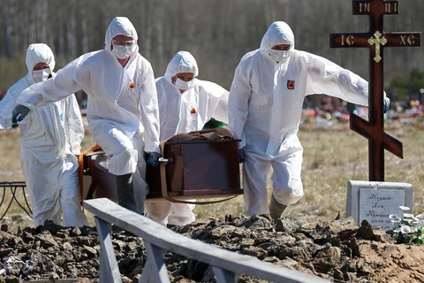 Chôn cất nạn nhân thiệt mạng vì COVID-19 ở Nga. (Ảnh: The Moscow Times)