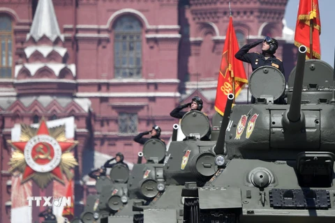 Xe tăng T-34 tham gia lễ duyệt binh nhân kỷ niệm 75 năm chiến thắng trong cuộc Chiến tranh Vệ quốc vĩ đại, tại Quảng trường Đỏ ở thủ đô Moskva, Nga ngày 24/6/2020. (Ảnh: AFP/TTXVN)