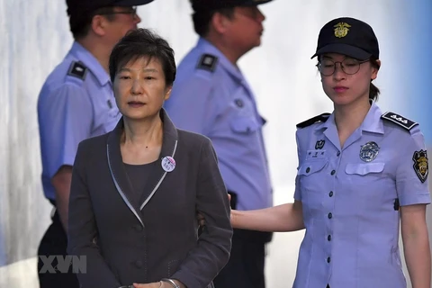 Cựu Tổng thống Hàn Quốc Park Geun-hye tới tòa án quận trung tâm ở Seoul ngày 7/8/2017. (Ảnh: AFP/TTXVN)