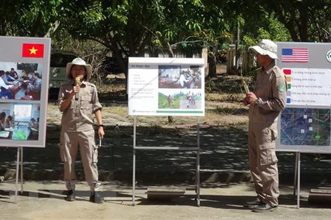 Cán bộ phụ trách dự án giới thiệu các phương pháp hoạt động khảo sát, rà phá bom mìn tại Quảng Bình. (Ảnh: Đức Thọ/TTXVN)