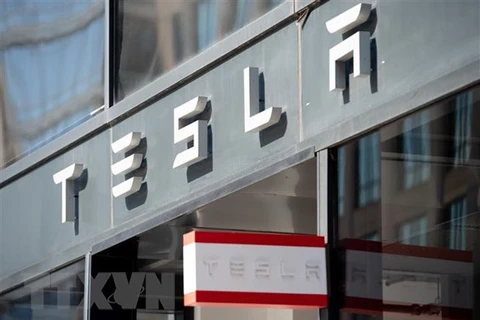 Biểu tượng Tesla tại cửa hàng ở Washington, DC, Mỹ. (Nguồn: AFP/TTXVN)
