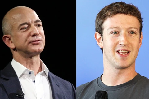 Giám đốc điều hành (CEO) của hãng bán lẻ trực tuyến Amazon.com Inc Jeff Bezos (trái) và CEO của công ty công nghệ Facebook Inc Mark Zuckerberg. (Ảnh: Bylionaryo)