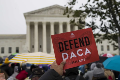 Người dân Mỹ tuần hành kêu gọi bảo vệ chương trình DACA. (Ảnh: Time)