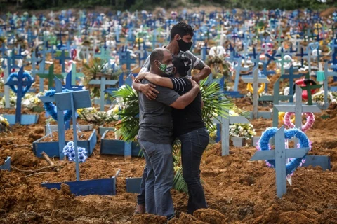 Người dân Brazil chôn cất các nạn nhân của dịch COVID-19. (Ảnh: DW)