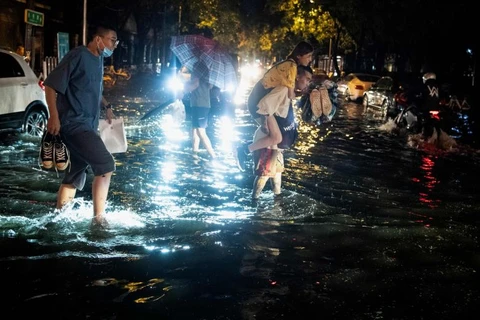 Bắc Kinh đang ngập trong nước vì mưa bão. (Ảnh: The Straits Times)