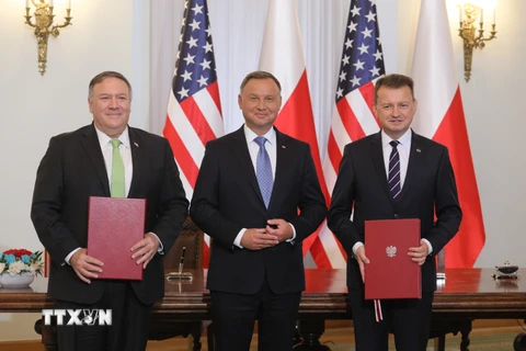 Trong ảnh; Ngoại trưởng Mỹ Mike Pompeo (trái) Tổng thống Ba Lan Andrzej Duda (giữa) và Bộ trưởng Quốc phòng Ba Lan Mariusz Blaszczak (phải) sau lễ ký thỏa thuận hợp tác quốc phòng mới tại Vácsava, Ba Lan, ngày 15/8. (Ảnh: PAP/TTXVN)