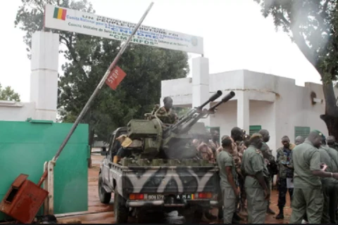 Các binh sỹ Mali tại ngoại ô thủ đô. (Ảnh: Mediaguinee)