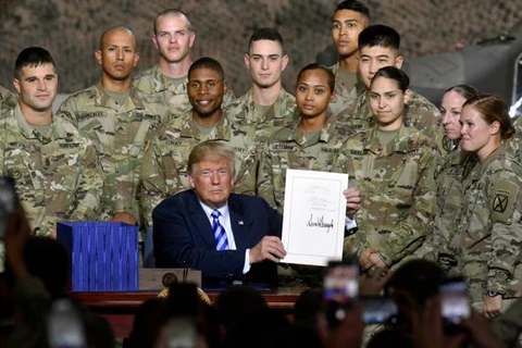 Tổng thống Mỹ Donald Trump luôn dành sự quan tâm đặc biệt cho quân đội. (Ảnh: Bloomberg)