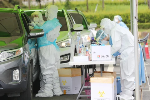 Nhân viên y tế làm việc tại điểm xét nghiệm COVID-19 ở Hwasun, tỉnh Nam Jeolla, Hàn Quốc, ngày 24/8/2020. (Ảnh: Yonhap/ TTXVN)