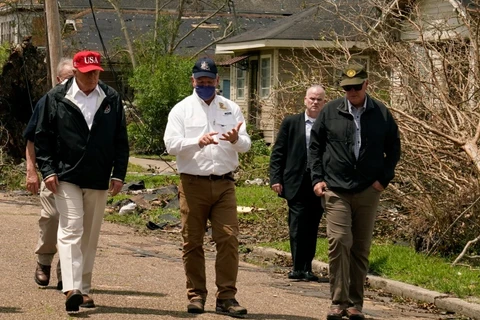 Tỏng thống Mỹ Donald Trump (mũ đỏ) tới thăm vùng bị ảnh hưởng bởi bão Laura. (Ảnh: ITV)