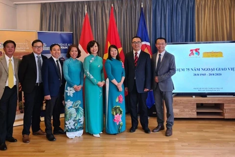 Đại sứ quán Việt Nam tại Thụy Sỹ đã trang trọng tổ chức Lễ kỷ niệm 75 năm thành lập ngành Ngoại giao Việt Nam.