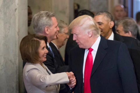 Tổng thống Mỹ Donald Trump và Chủ tịch Hạ viện Nancy Pelosi. (Ảnh: Bloomberg)