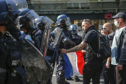 Lực lượng an ninh và những người biểu tình. (Ảnh: AP)
