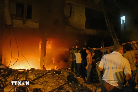 Lực lượng cứu hỏa nỗ lực dập lửa tại hiện trường vụ nổ bể chứa nhiên liệu ở Beirut, Liban, ngày 9/10/2020. (Ảnh: AFP/ TTXVN)