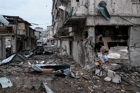 Những tòa nhà bị phá hủy trong xung đột giữa lực lượng Armenia và binh sỹ Azerbaijan tại thành phố Stepanakert, thủ phủ khu vực tranh chấp Nagorny-Karabakh ngày 5/10/2020. (Nguồn: AFP/TTXVN)