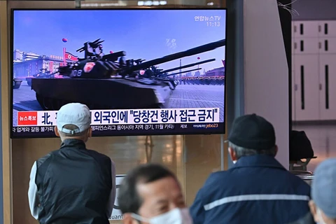 Người dân Hàn Quốc theo dõi tình hình Triều Tiên. (Ảnh: Sputnik)
