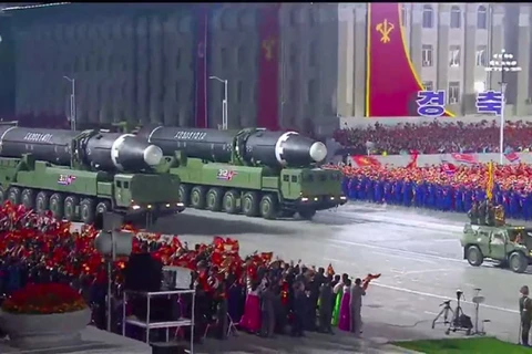 Hình ảnh tên lửa đạn đạo liên lục địa (ICBM) được Triều Tiên trình diễn. (Ảnh: EMW)