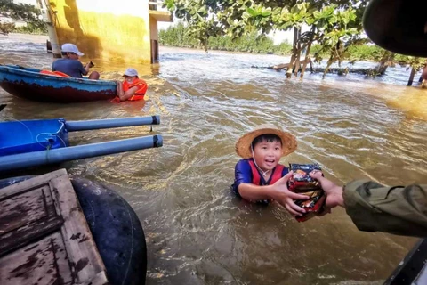 Người dân Philippines trong cơn bão Molave. (Ảnh: Dhaka Tribune)