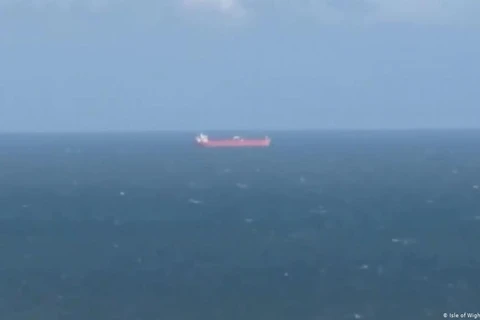 Tàu chở dầu Liberia từ xa. (Ảnh: DW)
