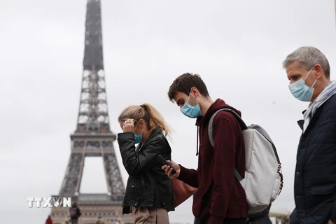 Người dân đeo khẩu trang phòng dịch tại Paris, Pháp ngày 23/10/2020. (Ảnh: THX/TTXVN)