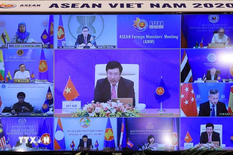 Phó Thủ tướng, Bộ trưởng Bộ Ngoại giao Phạm Bình Minh chủ trì Hội nghị Bộ trưởng Ngoại giao ASEAN theo hình thức trực tuyến. (Ảnh: Lâm Khánh/TTXVN)