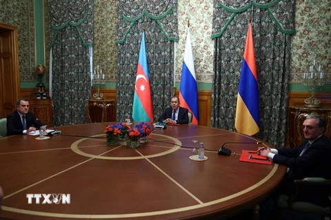 Ngoại trưởng Nga Sergei Lavrov (giữa) chủ trì cuộc đàm phán giải quyết xung đột khu vực tranh chấp Nagorny-Karabakh giữa Ngoại trưởng Armenia Zohrab Mnatsakanyan và người đồng cấp Azerbaijan Jeyhun Bayramov, tại Moskva ngày 9/10/2020. (Ảnh: AFP/TTXVN)