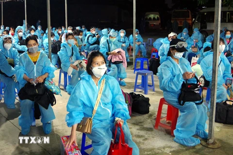 Các công dân Việt Nam từ Đài Loan (Trung Quốc) về nước đã hoàn thành thời gian cách ly tại Sóc Trăng. (Ảnh: Trung Hiếu/TTXVN)