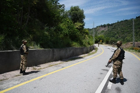 Binh sỹ Pakistan tuần tra gần đường Ranh giới Kiểm soát (LoC) phân chia khu vực Kashmir giữa Ấn Độ và Pakistan. (Ảnh: AFP/TTXVN)