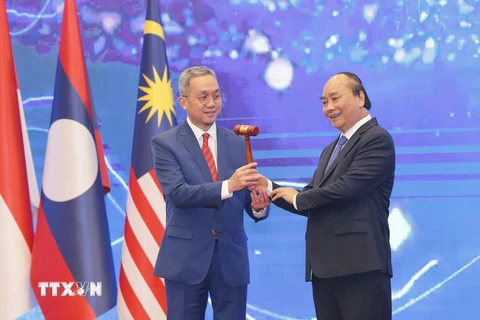 Thủ tướng Nguyễn Xuân Phúc trao chiếc búa gỗ cho Đại sứ Brunei tại Việt Nam-nước giữ vai trò Chủ tịch ASEAN 2021. (Ảnh: Doãn Tấn/TTXVN)