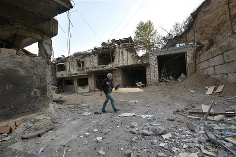 Nhà cửa bị hư hại sau vụ pháo kích trong xung đột giữa lực lượng Armenia và Azerbaijan tại thành phố Stepanakert ở khu vực tranh chấp Nagorny-Karabakh, ngày 3/11/2020. (Nguồn: AFP/TTXVN)