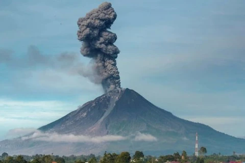 Núi lửa Ili Lewotolok ở East Nusa Tenggara của Indonesia đã "thức giấc". (Ảnh: NYK Daily)