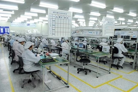 Sản xuất linh kiện điện tử tại Công ty trách nhiệm hữu hạn Doosung Tech Viet Nam (100% vốn đầu tư của Hàn Quốc), ở Khu công nghiệp Lương Sơn (Hòa Bình). (Ảnh: Danh Lam/TTXVN)