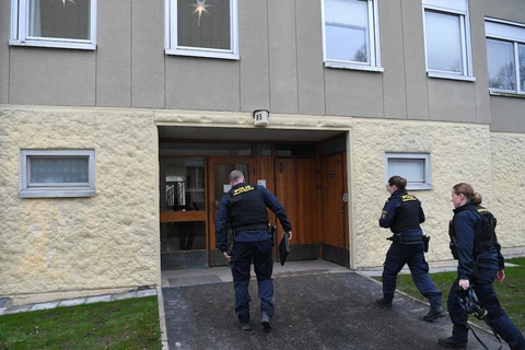 Cảnh sát Thụy Điển thu thập chứng cứ ở hiện trường. (Ảnh: Malay Mail)