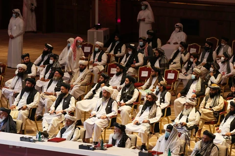 Các thành viên phái đoàn Taliban tại lễ khai mạc vòng đàm phán hòa bình với đại diện Chính phủ Afghanistan ở thủ đô Doha, Qatar ngày 12/9/2020. (Ảnh: AFP/TTXVN)