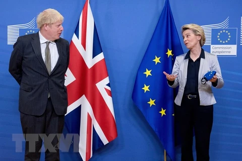 Chủ tịch Ủy ban châu Âu (EC) Ursula von der Leyen (phải) trong cuộc gặp Thủ tướng Anh Boris Johnson tại Brussels, Bỉ ngày 9/12/2020. (Ảnh: THX/TTXVN)