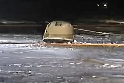 Cận cảnh tàu vụ trũ Thường Nga 5 (Chang'e-5) trở về Trái Đất. (Ảnh: Twitter)