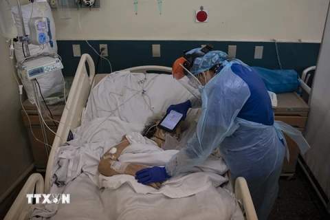 Bệnh nhân COVID-19 được điều trị tại bệnh viện ở Santiago, Chile. (Ảnh: AFP/ TTXVN)